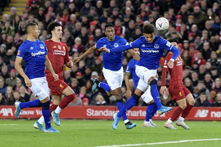 巴萨梅西助攻队友攻入制胜球