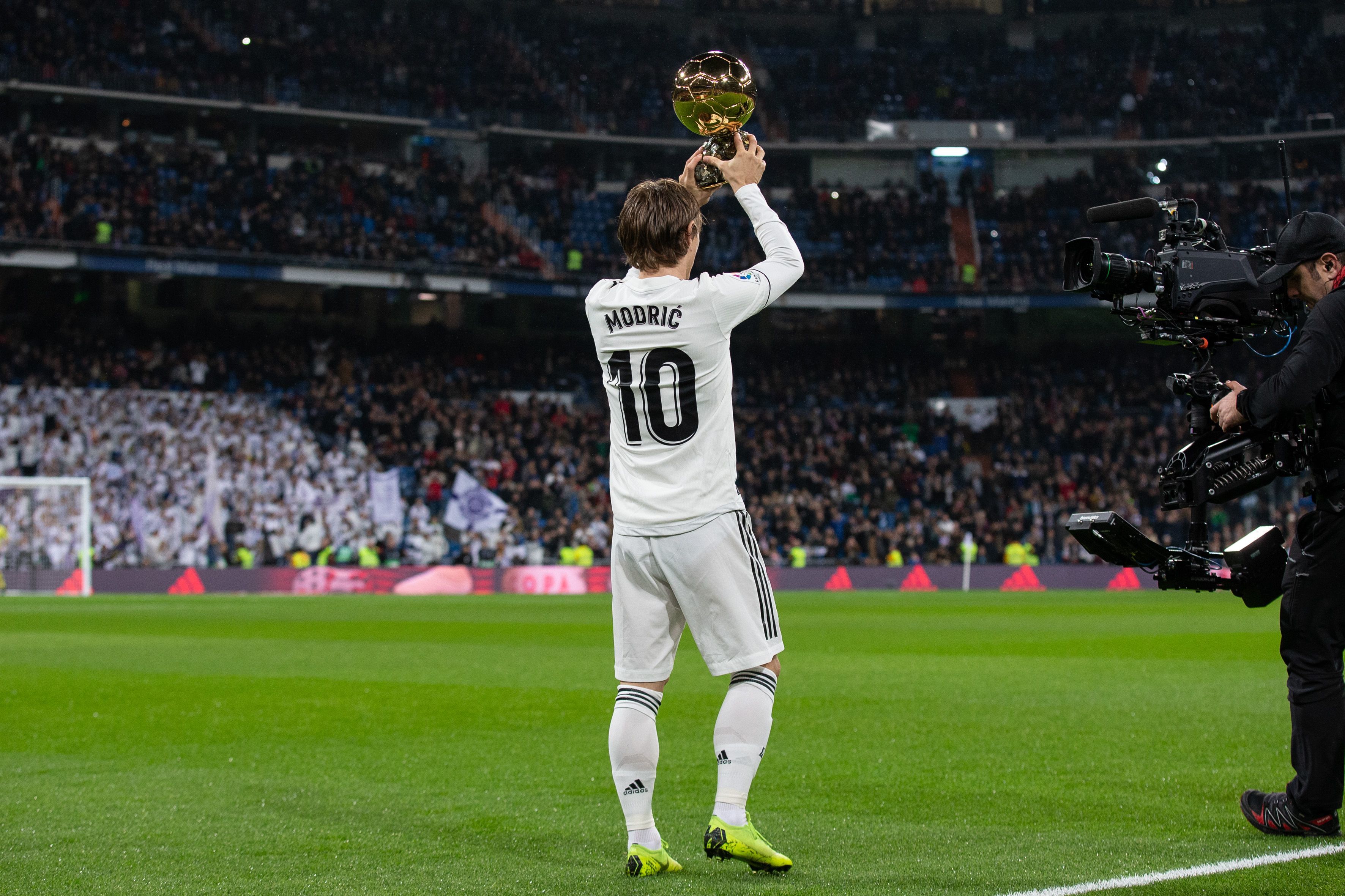 佩蒂特：虽然我之前批评大马丁的一些行为，但切尔西应该买他