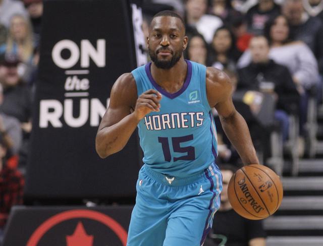 将迎战湖人！约基奇一身西装霸气入场 面无表情.